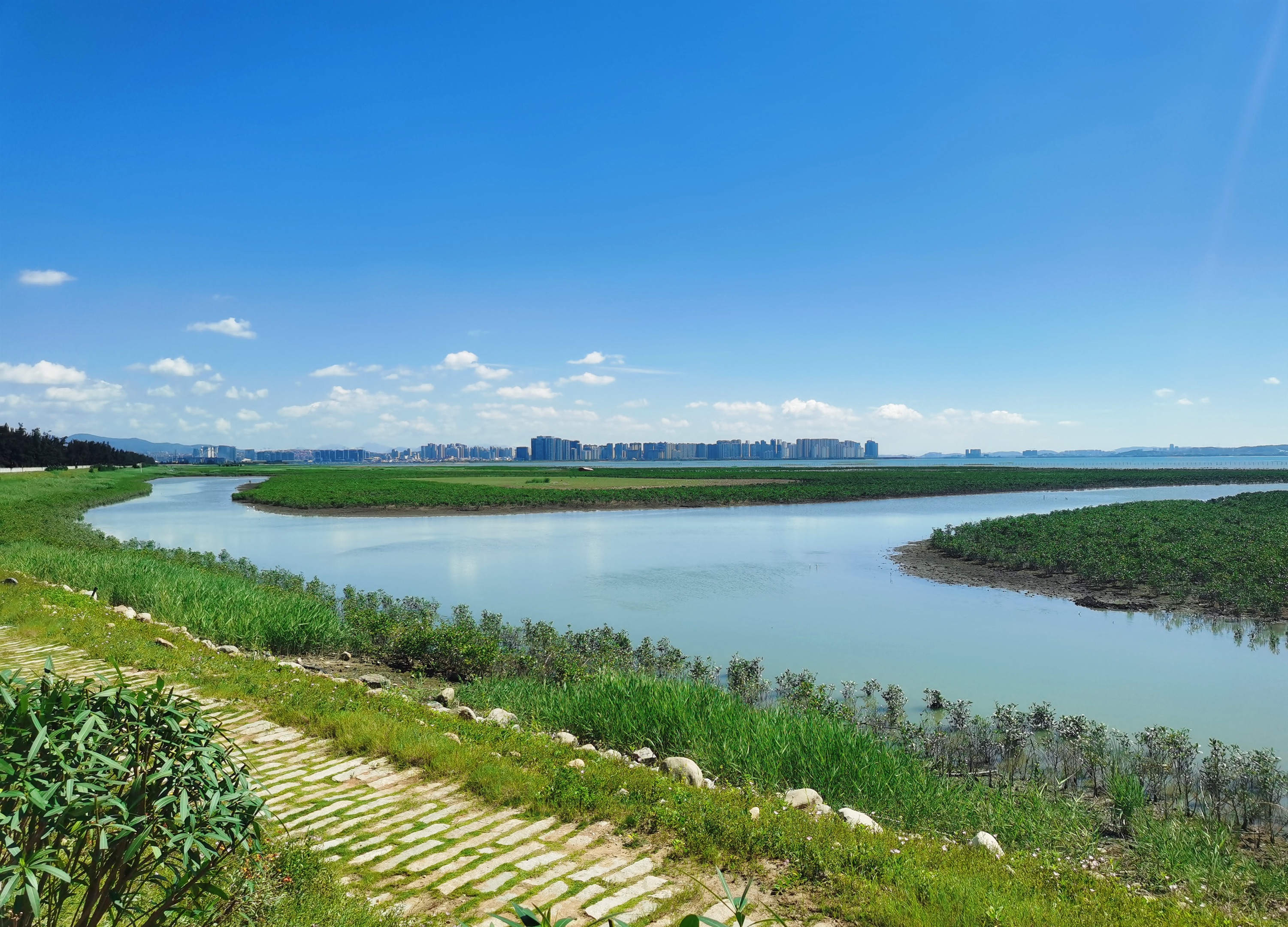 01陆海共治，构建生态友好环境.jpg